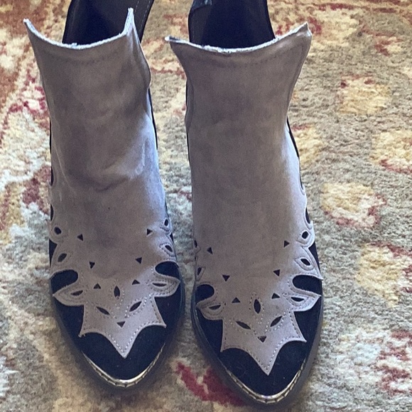 JC black/ silver boots, 7 1/2 - Picture 2 of 4